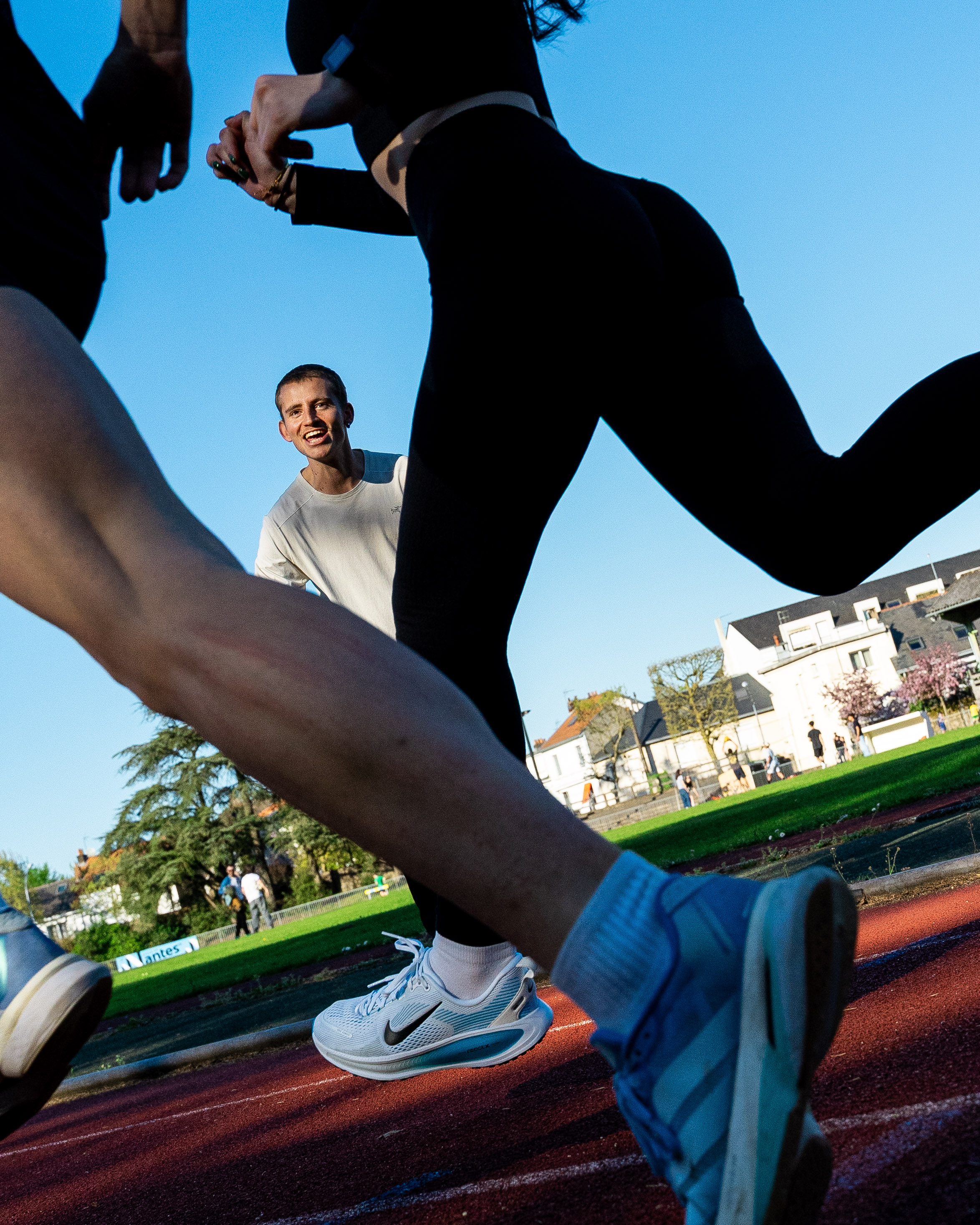 Paul, coach Le Fond La Forme, observe et encourage des coureurs à l’entraînement sur une piste d’athlétisme à Nantes