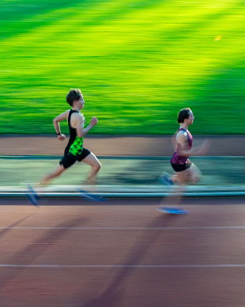 Coureurs de demi-fond sur la piste d'athlétisme