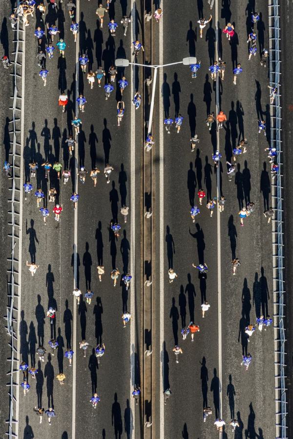 Vue aérienne d’une foule de coureurs de marathon sur l’avenue