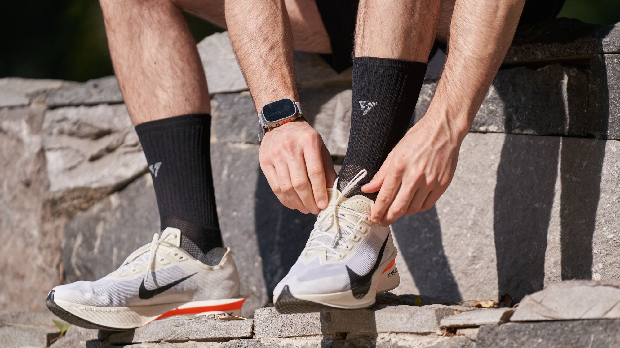 Coureur débutant laçant ses chaussures avant sa première sortie en course à pied