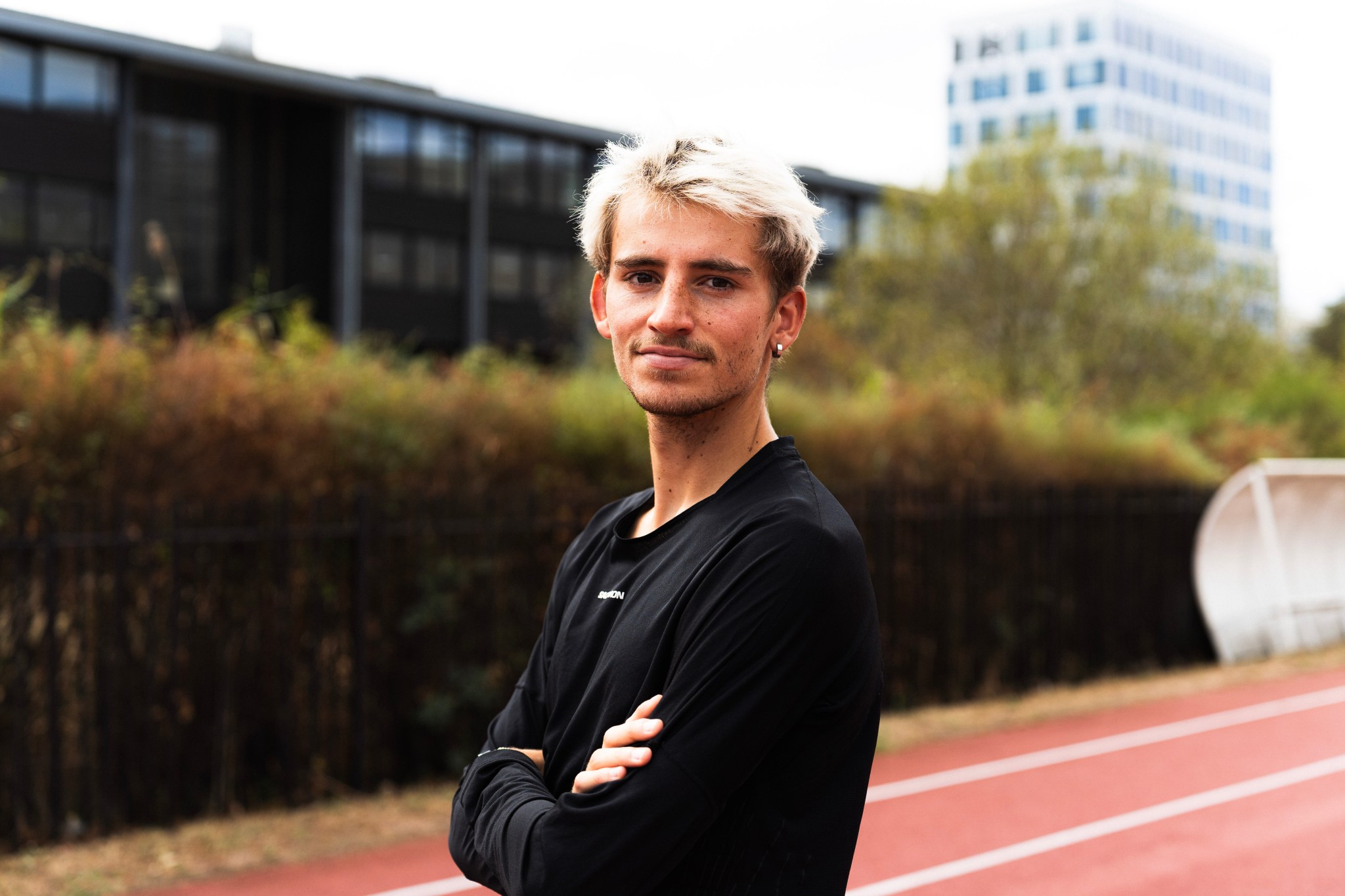 Paul, coach course à pied Le Fond La Forme, au bord de la piste d’athlétisme